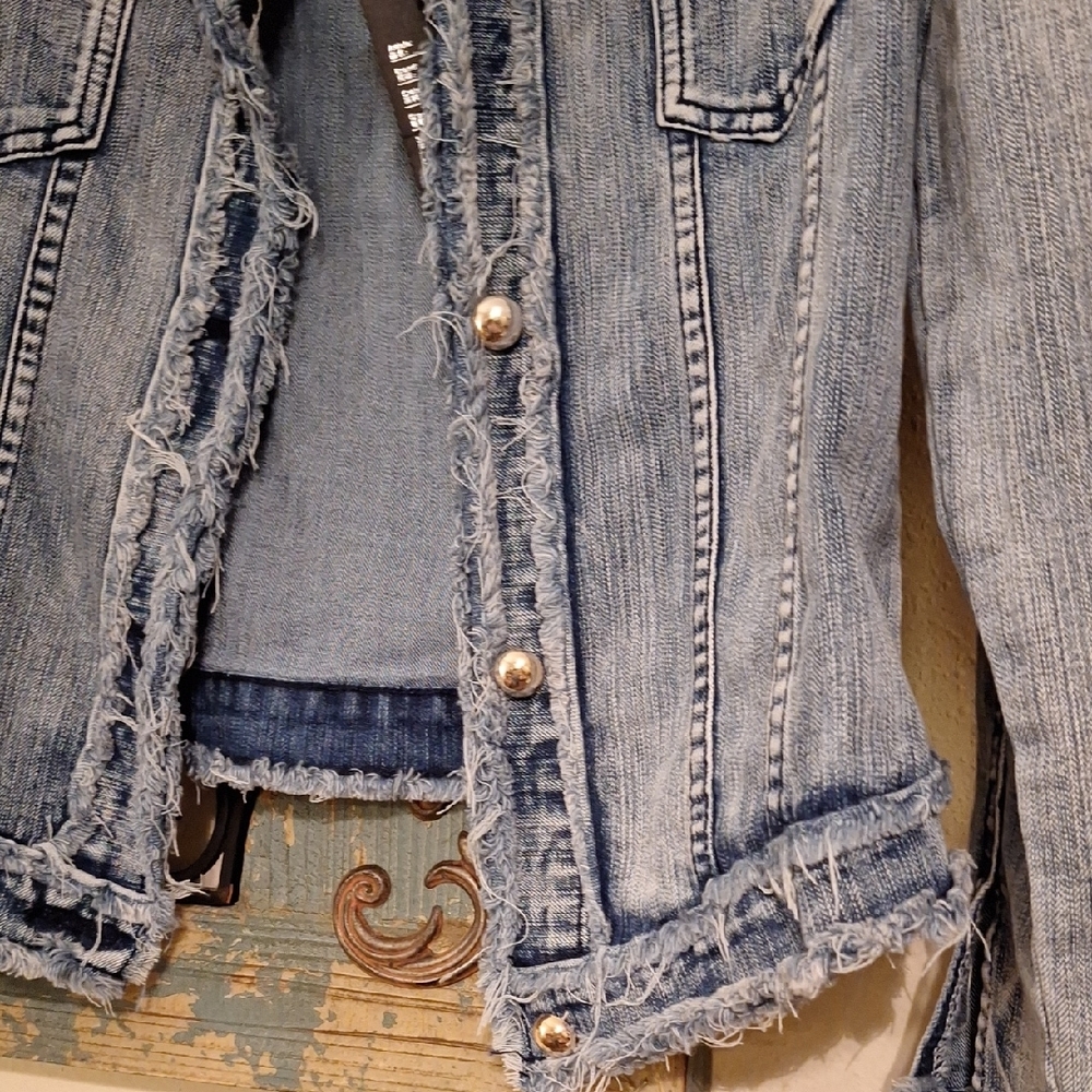 Stylish Light Blue Denim Jacket with Pearl Accents. NWT Size Med - Picture 5 of 15